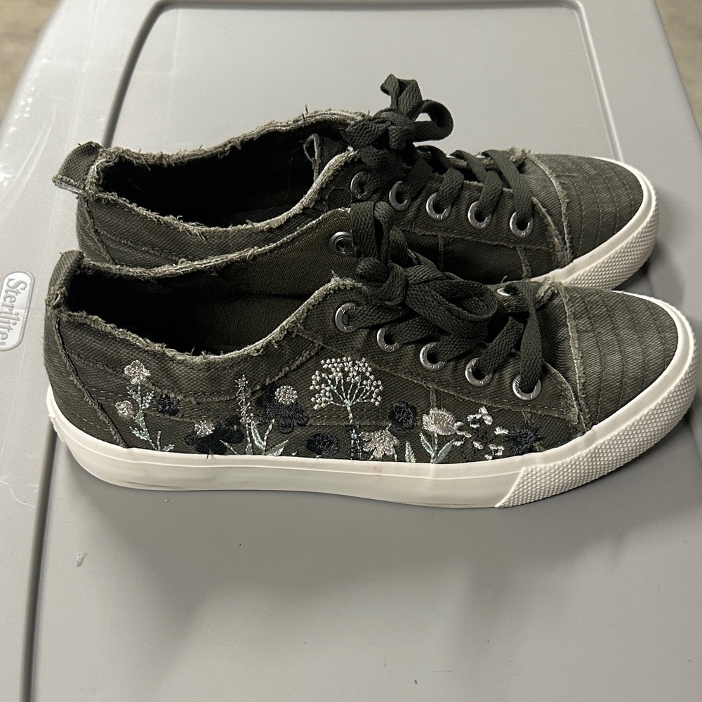 Women's Olive Green Canvas Lace-Up Sneakers with White Sole EUC - Picture 2 of 2